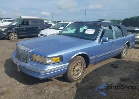 1995 Lincoln Town Car Signature/Spinnaker z USA, uszkodzony, nr VIN 1LNLM82W7SY684577